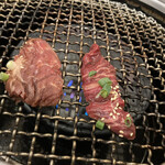 焼肉牛星 - サガリ焼いているところ。ちゃんと身が厚く、トングでほぐしながらよく焼きして旨し^_^