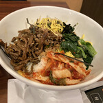 焼肉牛星 - けっこうボリュームある。ご飯ホカホカ。キムチはちょっと市販な感じにパサパサ。