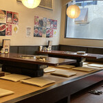 焼肉牛星 - 入口すぐにある席。私たちは椅子席をチョイス。奥に掘り炬燵席ありました。