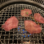 Yakiniku Gyuusei - タン塩並焼いているところ。ペラペラだけどくっつかずうまく焼けた^_^