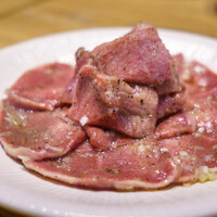 炭火焼肉ホルモン うしごろ 中目黒店 - 極みのタン　角切り　1300円/極みのタン　薄切り　1200円