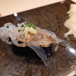 鮨 銀座おのでら 登龍門 - 白魚軍艦、180円。