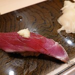 鮨 銀座おのでら 登龍門 - 薫香かおる鰹、450円。