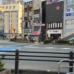Touyoko In - ホテルから出た風景。昨日の〆のバー1pint見えてます