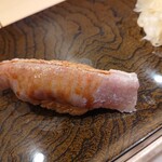 鮨 銀座おのでら 登龍門 - エンガワは550円。