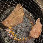 Yakiniku Kingu - ●厚切り牛タン（880円）肉の処理が丁寧で切り込みが焼きやすい