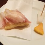 イタリア料理 フィオレンツァ - 生ハム、水牛モッツァレラ、トルタフリッタ　乳酸発酵の自家製ピクルス