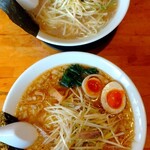 椿ラーメンショップ - 奥＝ネギラーメン＋味玉、手前＝背脂ネギラーメン中盛＋味玉‼️