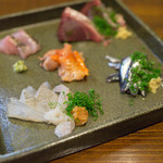 いとや - お造り盛り合わせ（シコイワシ、カツオ、赤貝、真子ガレイ、黒ムツ）