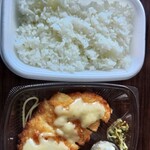 ほっともっと - ご飯の上に乗せるのか正解がわからないため、このまま別々でいただきました