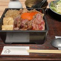 焼肉㐂舌 南船場 - 黒毛和牛 イチボ肉タタキとすき焼き煮の合い盛り重