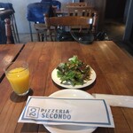 Pizzeria SECONDO - セットのサラダとドリンク