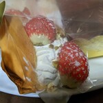 楽菓往来 都古水月 アンジェ・ブーシェ - 苺と生クリームがモリモリ　クラッシュピスタチオが散らされ実は生クリームの中に求肥が潜んでいる