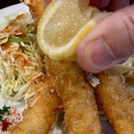 洋食 ツバキ亭 - レモンを絞り