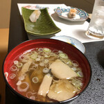 鮨よし - 珍しい‼️クジラのおつゆ   このスープ、目を瞑って食べたらラーメンの汁と間違えるかも(  ･᷄∀･᷅)･᷄∀･᷅)･᷄∀･᷅)wwwそれくらいの味わい深さ
