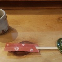 駒寿し - カウンターのセット お茶