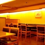 とんかついなば和幸 - 店内テーブル席