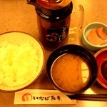 とんかついなば和幸 - 定食（ご飯、あさり味噌汁、漬物）とオリジナルソース