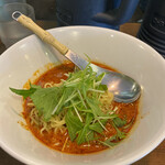 竹餃 - 汁なしとは言え結構スープがあります　汁なし激辛坦々麺850円