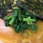 家系ラーメン たつ家 - ほうれん草は生から茹でてて申し分なし。