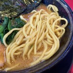 家系ラーメン たつ家 - 王道家の中太麺。