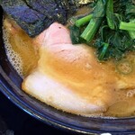 家系ラーメン たつ家 - チャーシューはロースのスモーク。