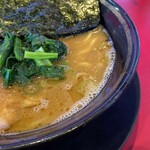 家系ラーメン たつ家 - いつもよりコクが強くマイルドなバランスのスープでした。
