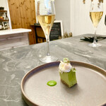 スープとカレー ボンジョルネ - ●Amuse
      菜の花の塩チーズケーキ
      紅ズワイガニとクリームチーズをのせて