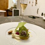 スープとカレー ボンジョルネ - ●前菜
      キノコのデュクセルを詰めた舌平目のフリルキャベツ包み