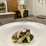 スープとカレー ボンジョルネ - ●ポワソン（魚のメイン）
      旬のワカメと共にいただく真魚鰹のポワレ　
      キノコのクリームソースで