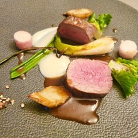 スープとカレー ボンジョルネ - ●ヴィアンド（肉のメイン）
                    蝦夷鹿内モモ肉のポワレ
                    新玉ねぎピュレと黒胡椒ソース