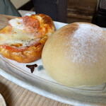 タンタシオン・ダンジュ - 右がハイジ
            左がフレッシュトマトとモッツァレラチーズのピザ