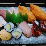 Hama - 令和5年2月 ランチタイム
                      寿司定食 860円
                      にぎり寿司6貫、いなり寿司2貫、かっぱ巻き2切れ、サラダ、みそ汁