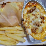 ピザハット - 料理写真:・粗挽きソーセージのミートソース+コクうまプルコギグラタン1330円