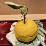 銀座 しのはら - 三宝柑 裏白にのせて：車海老 紅白なます 芽甘草（めかんぞう）寿海苔（初摘み海苔）