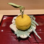 銀座 しのはら - 三宝柑 裏白にのせて：車海老 紅白なます 芽甘草（めかんぞう）寿海苔（初摘み海苔）