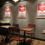 マンチズ バーガー シャック - 1Fのテーブル席はこんな雰囲気