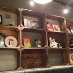 マンチズ バーガー シャック - 反対側の壁は、こんな感じに飾られています