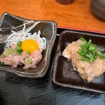 Nomikuidokoro Nabura - 今回の小鉢は茹でシラスと青魚のブツ、煮凝り