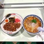 新潟三宝亭 - 左 魯肉飯 中    右 あんかけ麺線
