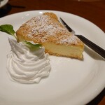 Cafe Miami - 濃厚なベイクドチーズケーキ。
