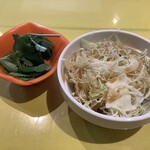 Horiuchi Chikin Raisu - サラダとパクチー