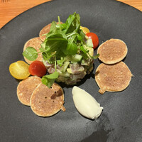 ルバーブ 大名古屋ビルヂング店 - マグロのタルタルとそば粉のブリニ　サワークリームがとても合っている
