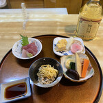 山海房 - おつまみセット、野菜の炊き合わせ、巻いてある蒸し物、美味しいのです。