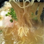 博多一双 - ラーメン（麺持ち上げ）_2013年6月