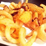 ガヤムシャ - フライドポテト：くるくるかりかり。バルサミコ酢とケチャップでどーぞ。