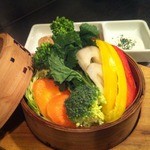 ガヤムシャ - バーニャカウダ：みそソース、ぽんず、アンチョビクリームでどうぞ