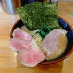 横浜ラーメン 北村家 - ラーメン（750円）＋ 釜焼きロースチャーシュー（250円）