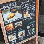 欧風土鍋カレー近江屋清右衛門 - メニューが書かれた看板