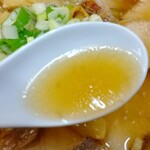 松食堂 - 豚骨ベースのスープ
